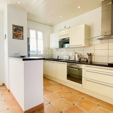 A Proximite Du Centre Village, Charmante Maison Entierement Renovee *