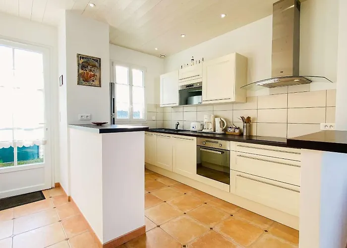 A Proximite Du Centre Village, Charmante Maison Entierement Renovee *